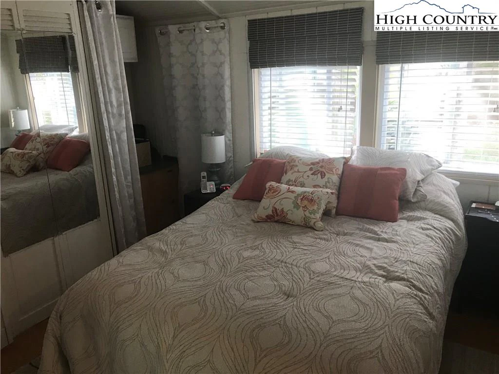 Image number 2 for the current listing