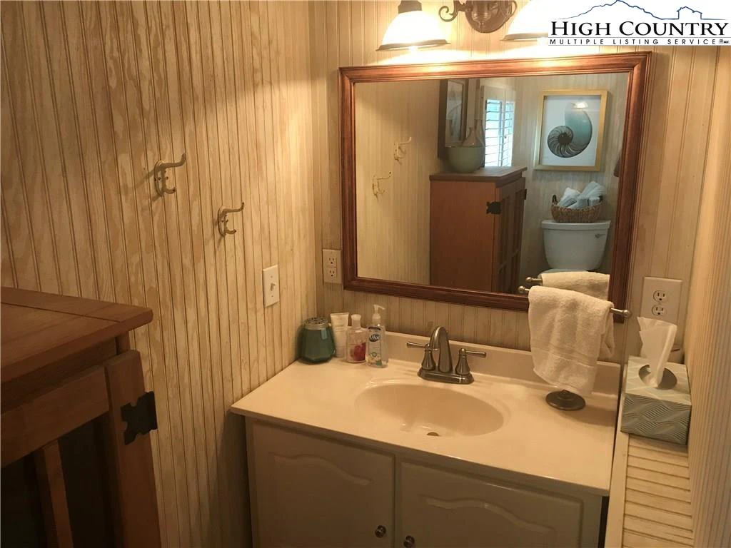 Image number 14 for the current listing