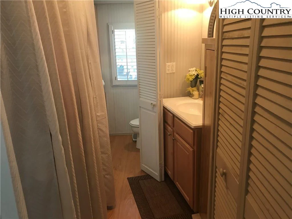 Image number 11 for the current listing