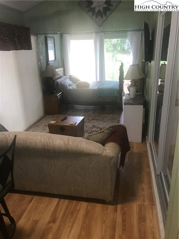 Image number 7 for the current listing