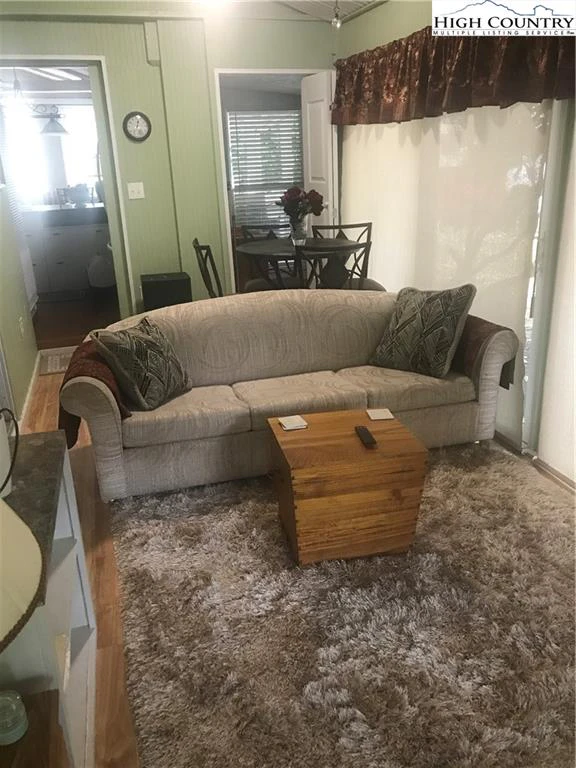 Image number 4 for the current listing