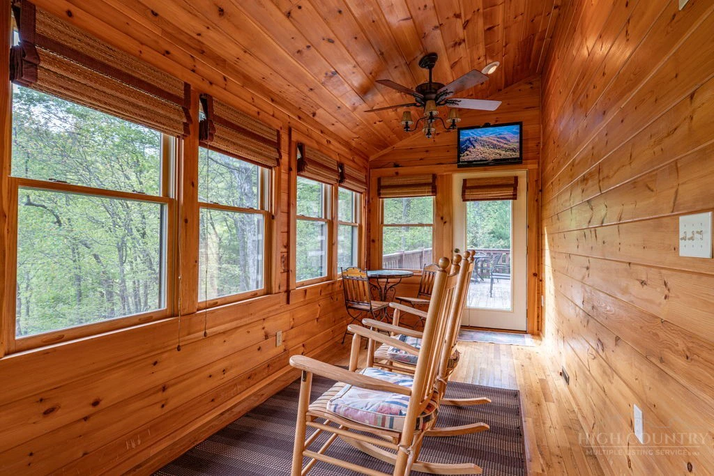 Image number 14 for the current listing