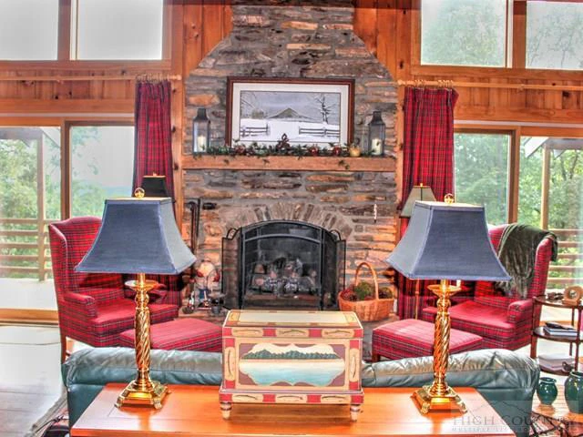 Image number 14 for the current listing