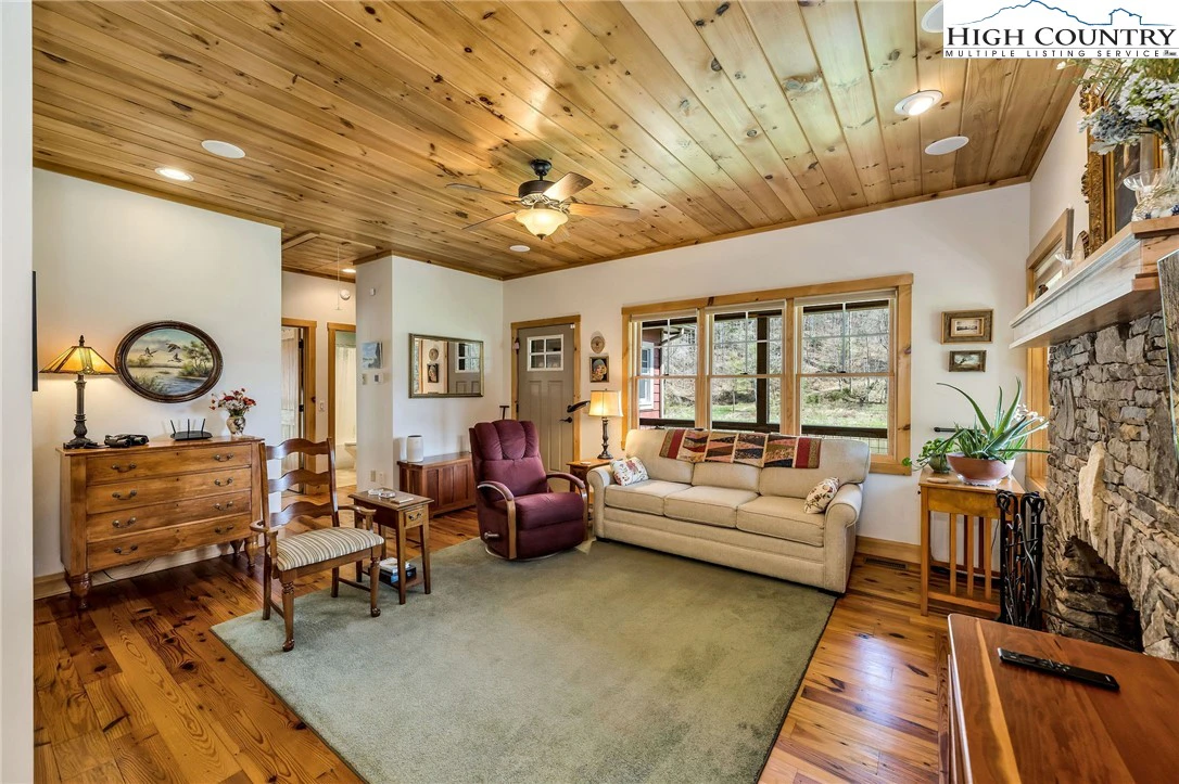 Image number 14 for the current listing