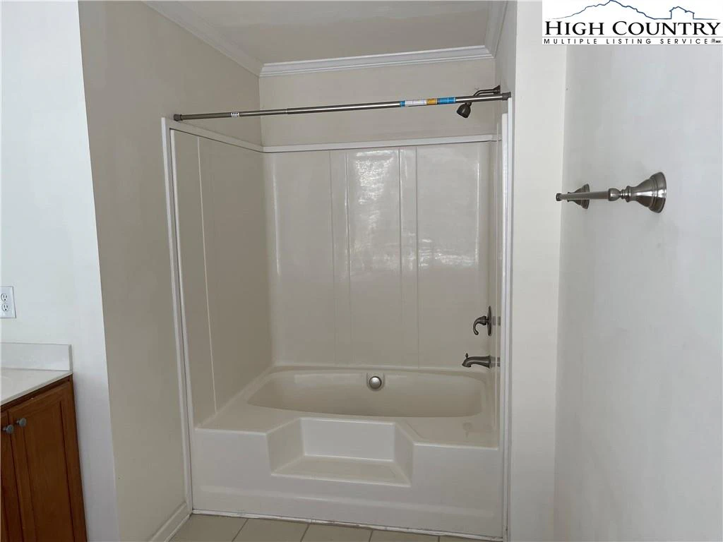Image number 12 for the current listing