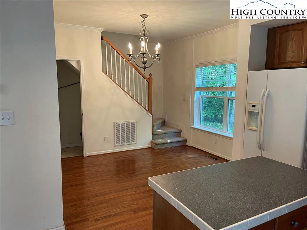Image number 7 for the current listing