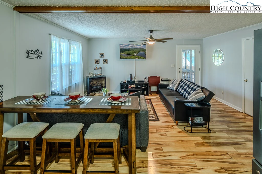 Image number 19 for the current listing
