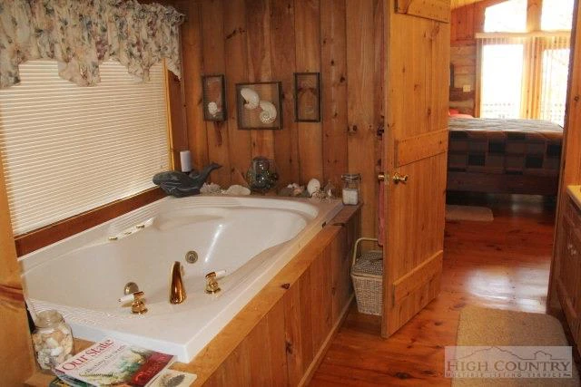 Image number 9 for the current listing