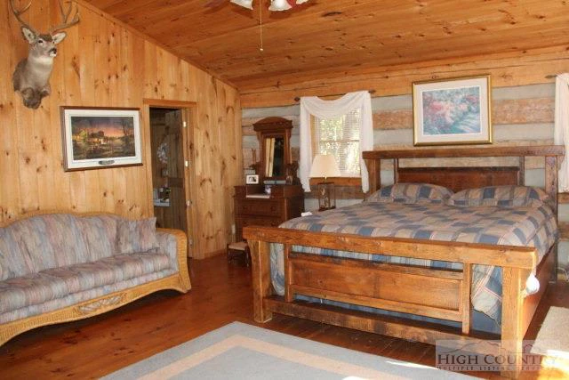 Image number 19 for the current listing