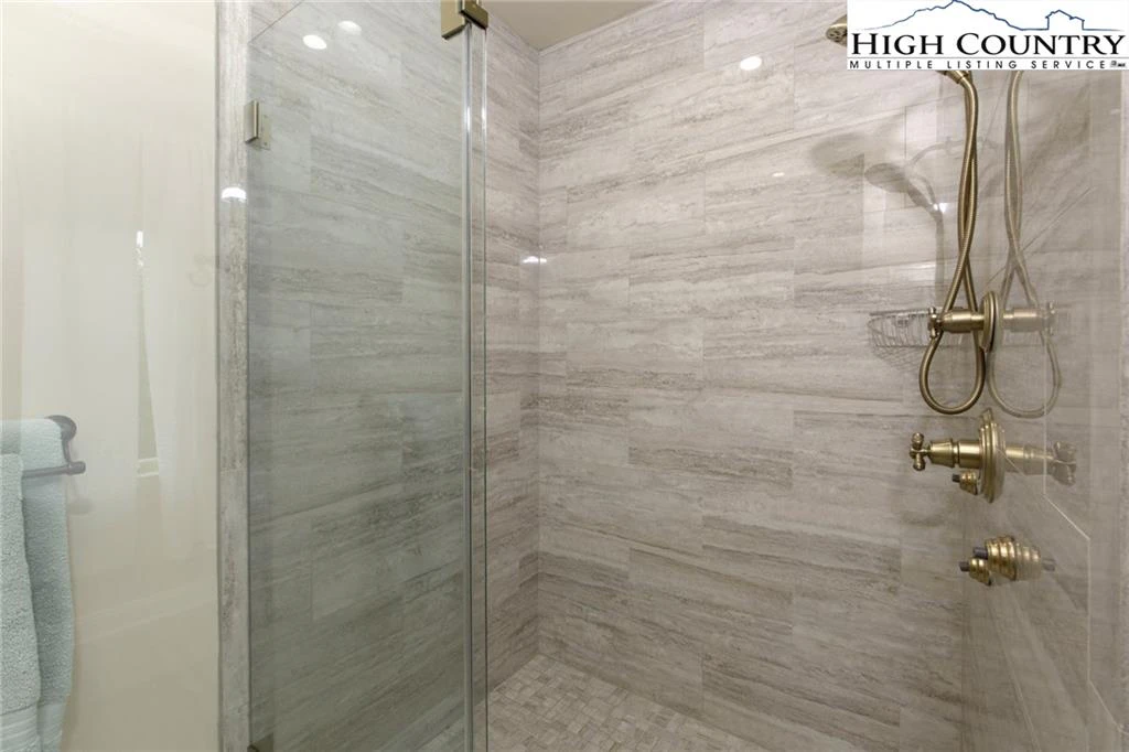 Image number 3 for the current listing