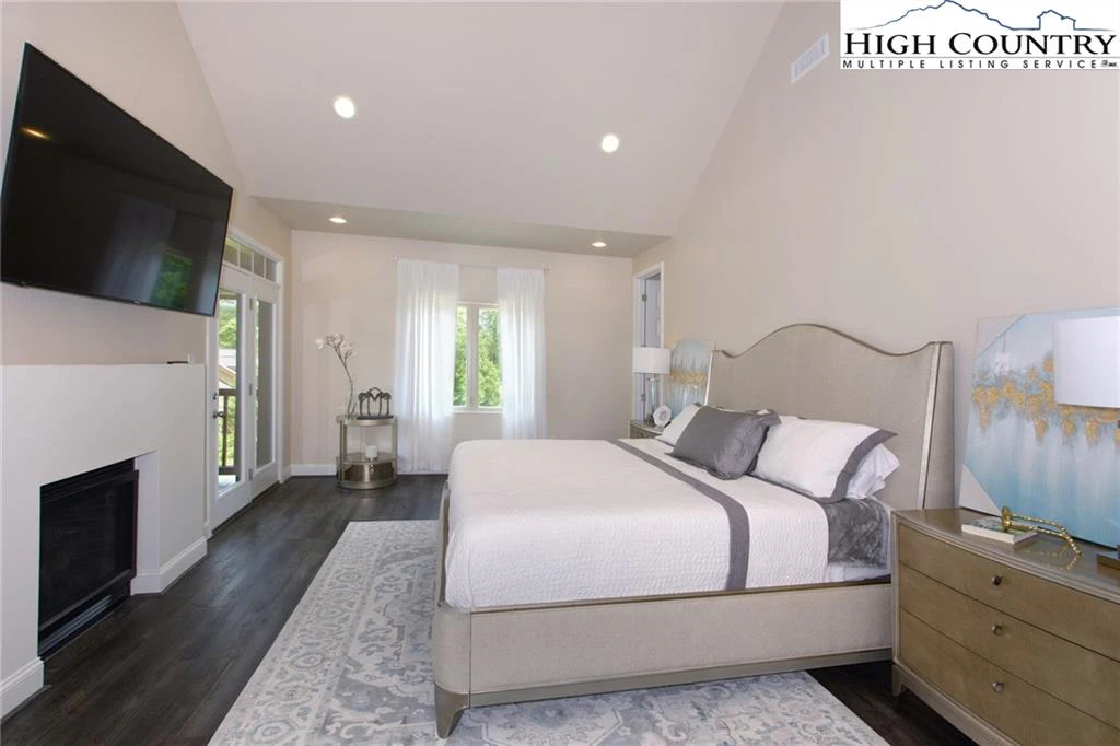 Image number 4 for the current listing
