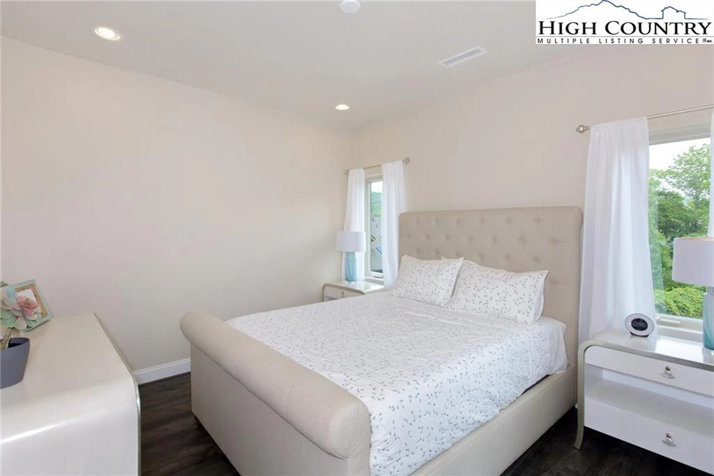 Image number 6 for the current listing
