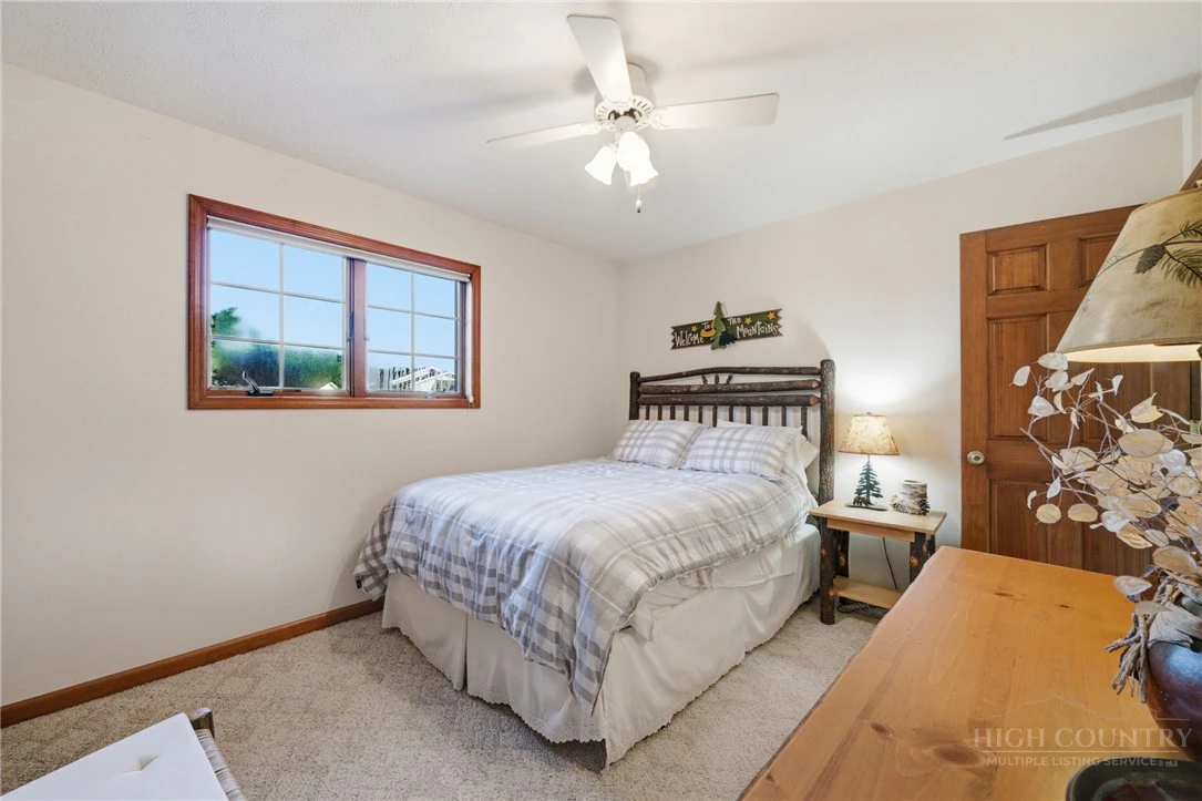 Image number 15 for the current listing