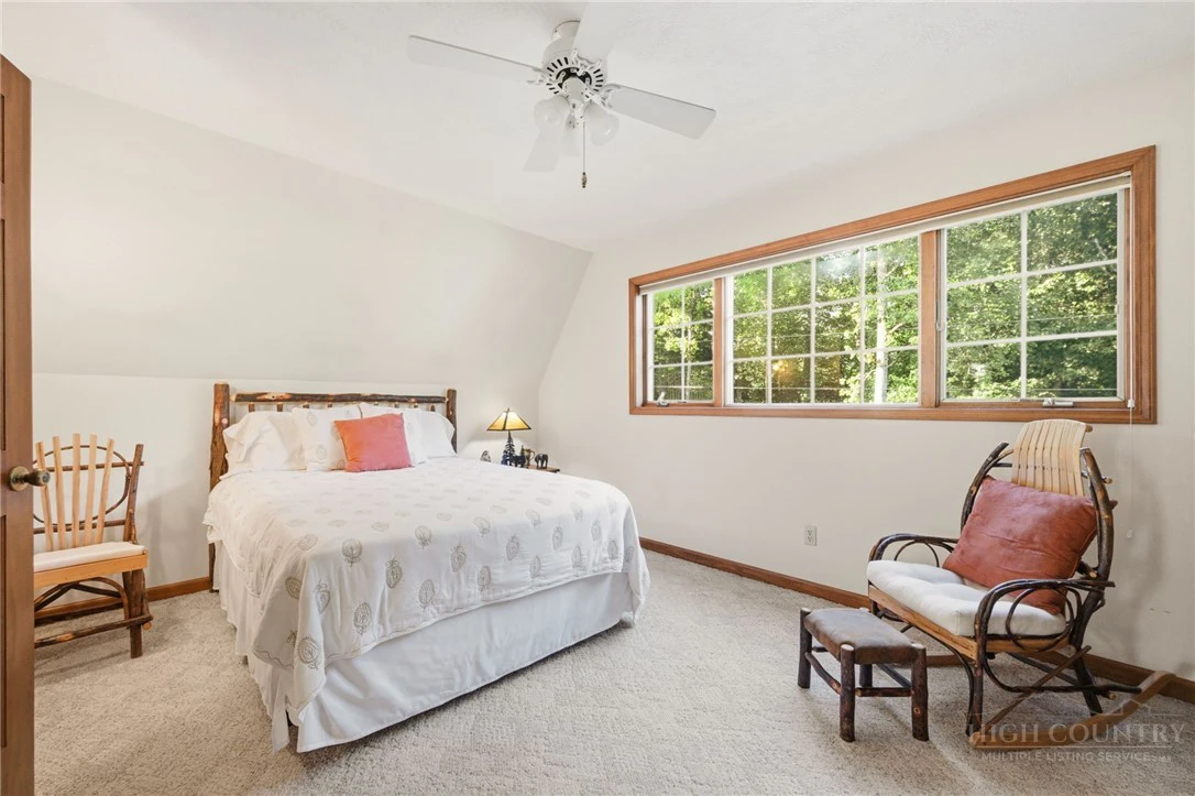 Image number 17 for the current listing