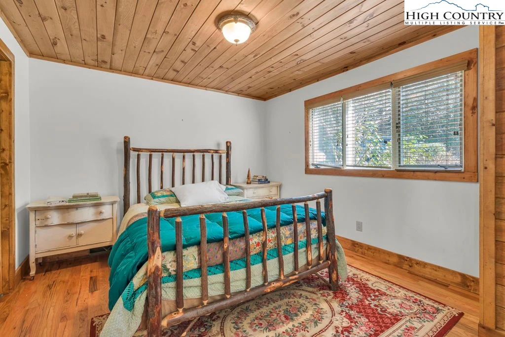 Image number 3 for the current listing