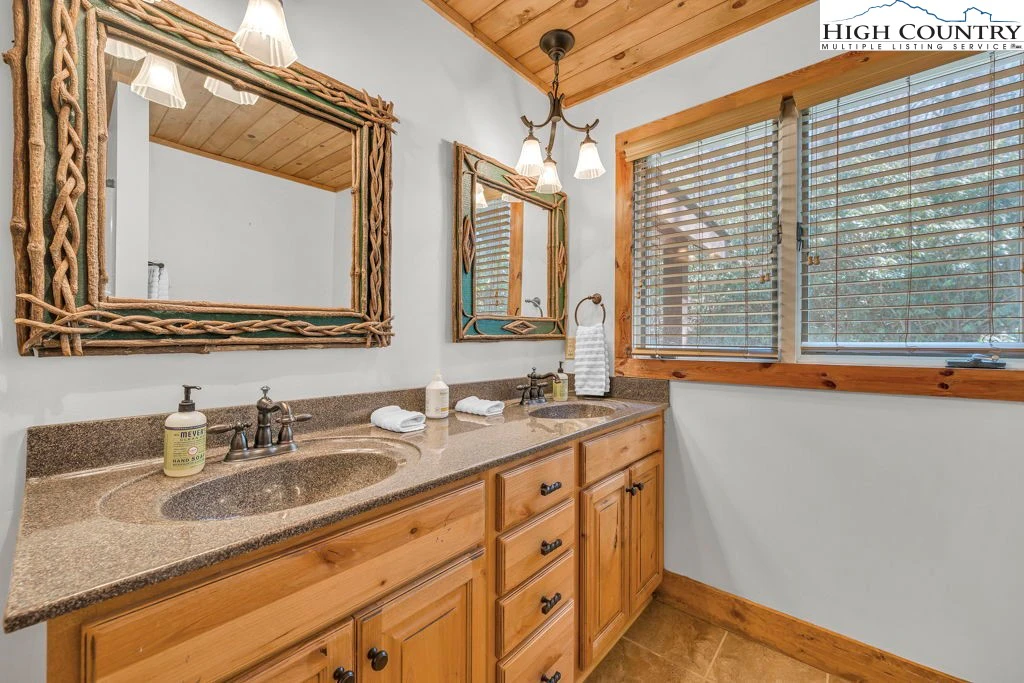 Image number 6 for the current listing