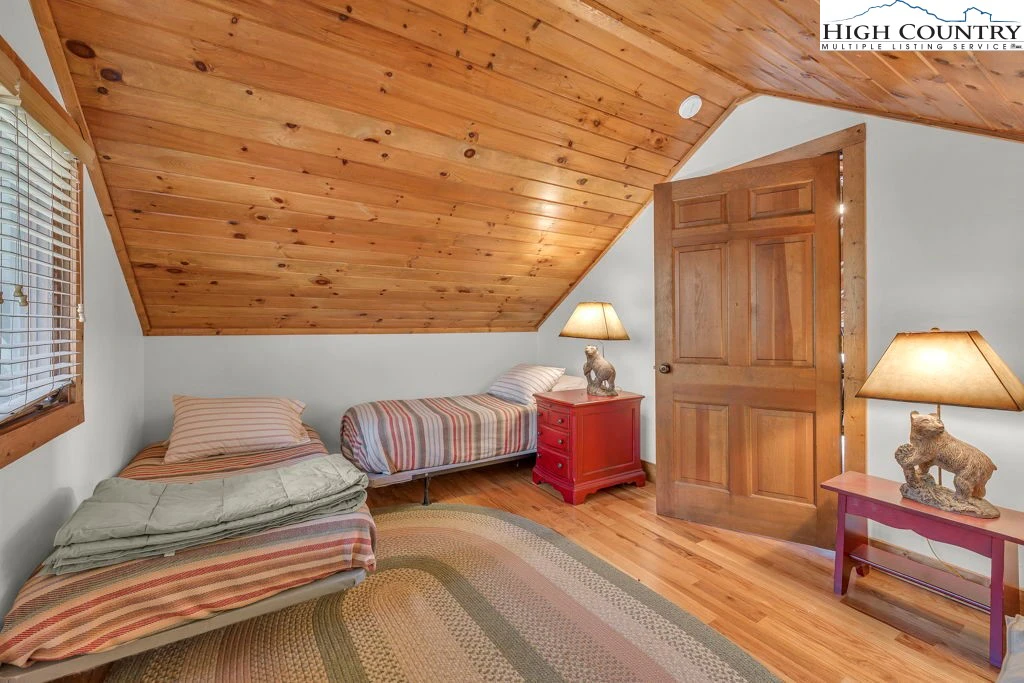 Image number 11 for the current listing
