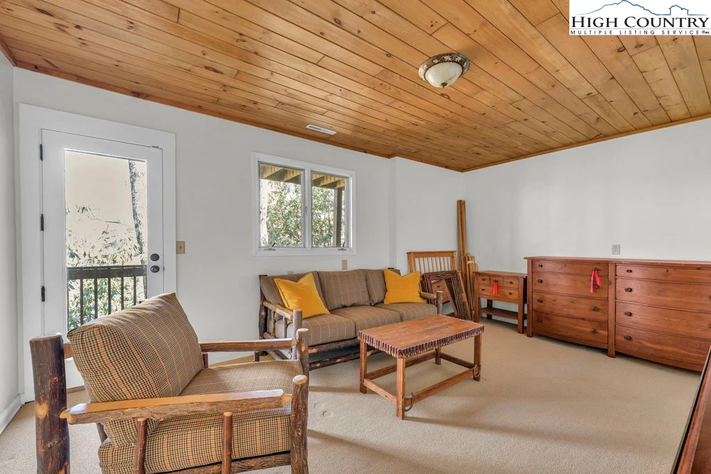 Image number 15 for the current listing