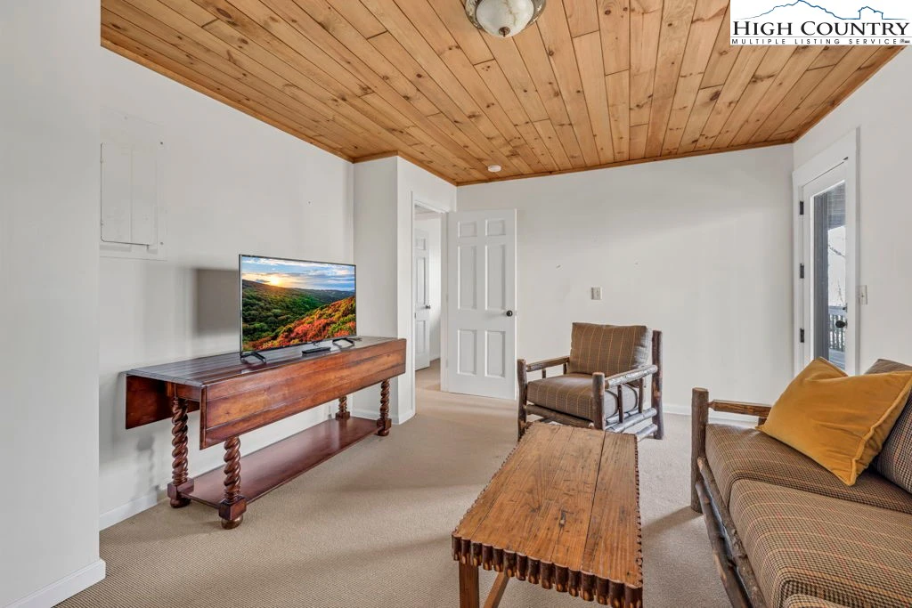 Image number 16 for the current listing