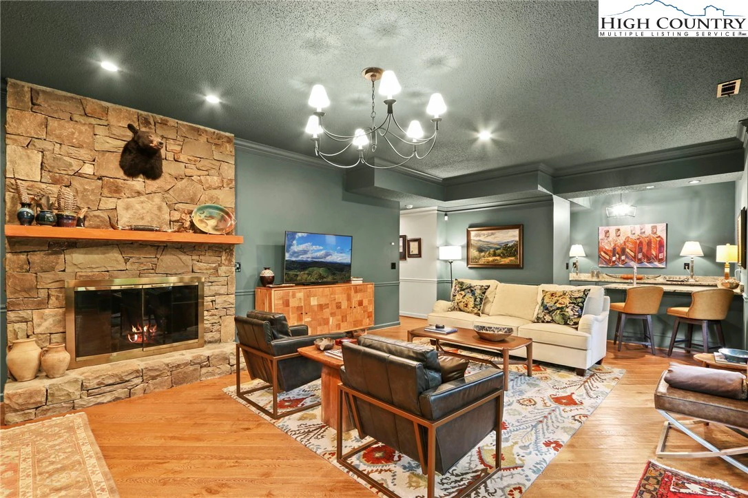 Image number 11 for the current listing