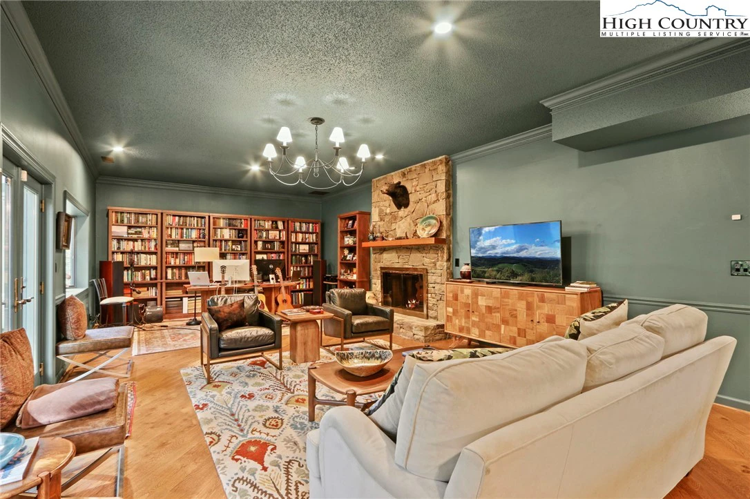 Image number 9 for the current listing