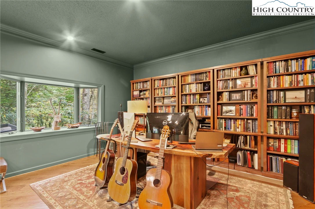 Image number 10 for the current listing
