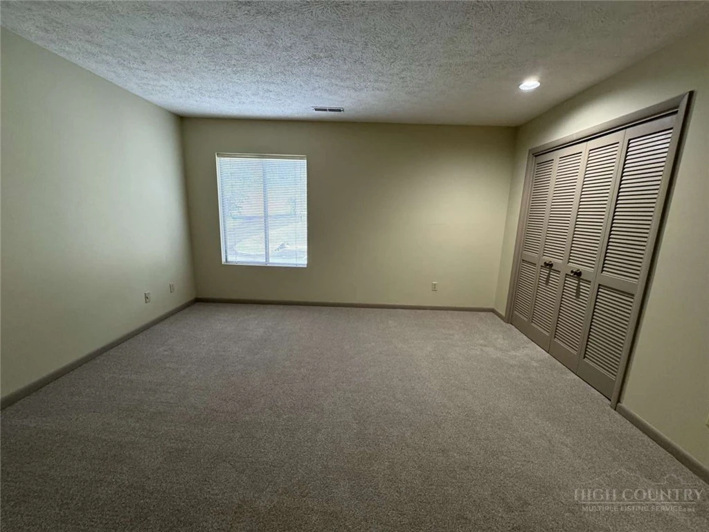 Image number 14 for the current listing