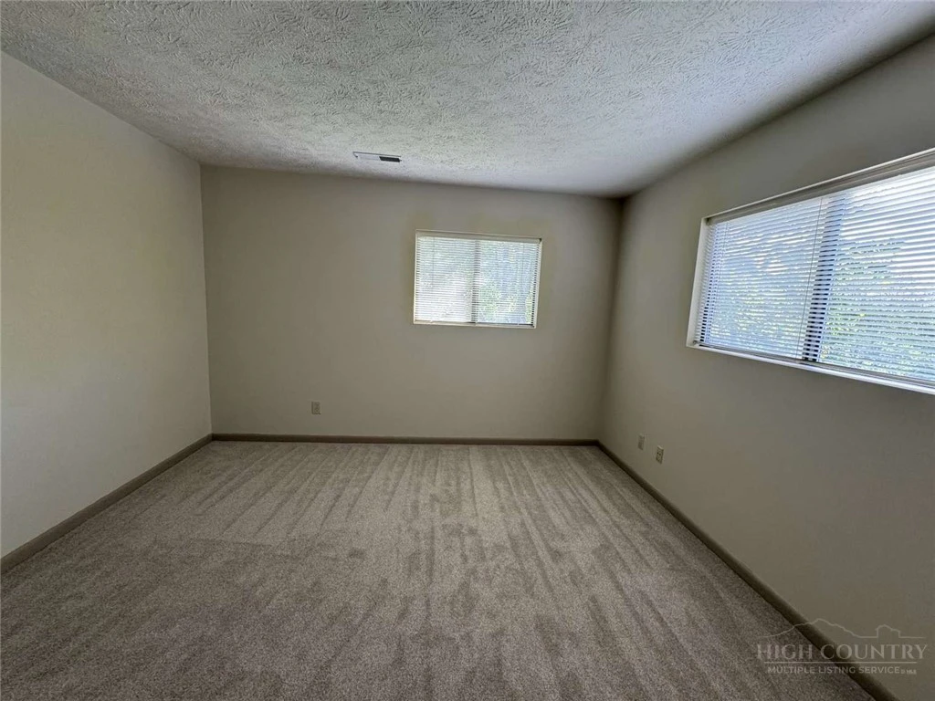 Image number 15 for the current listing