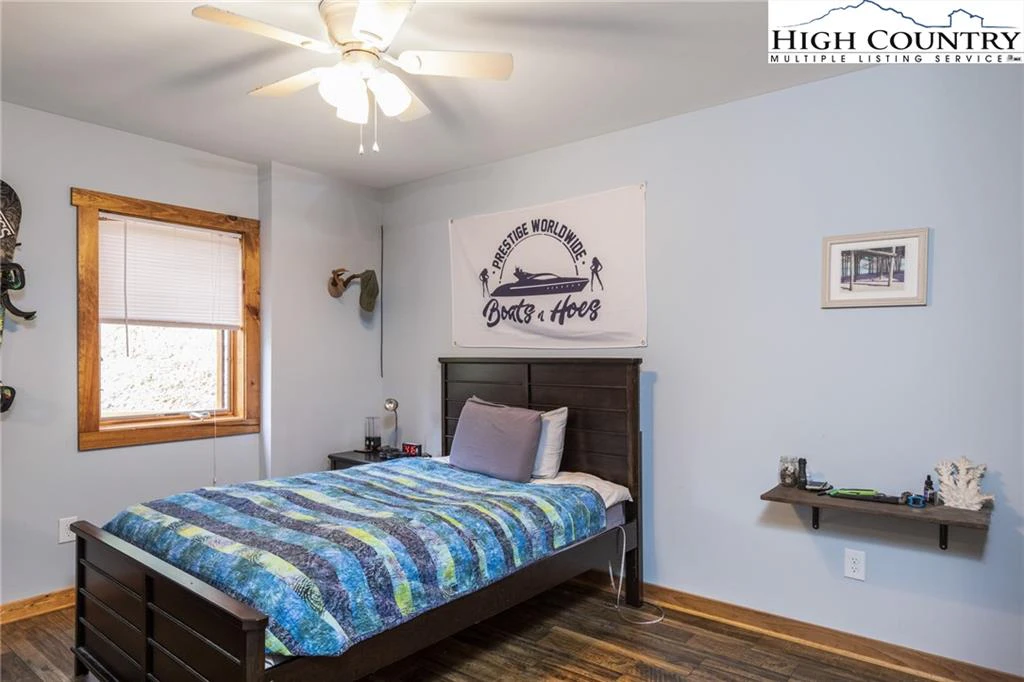 Image number 4 for the current listing