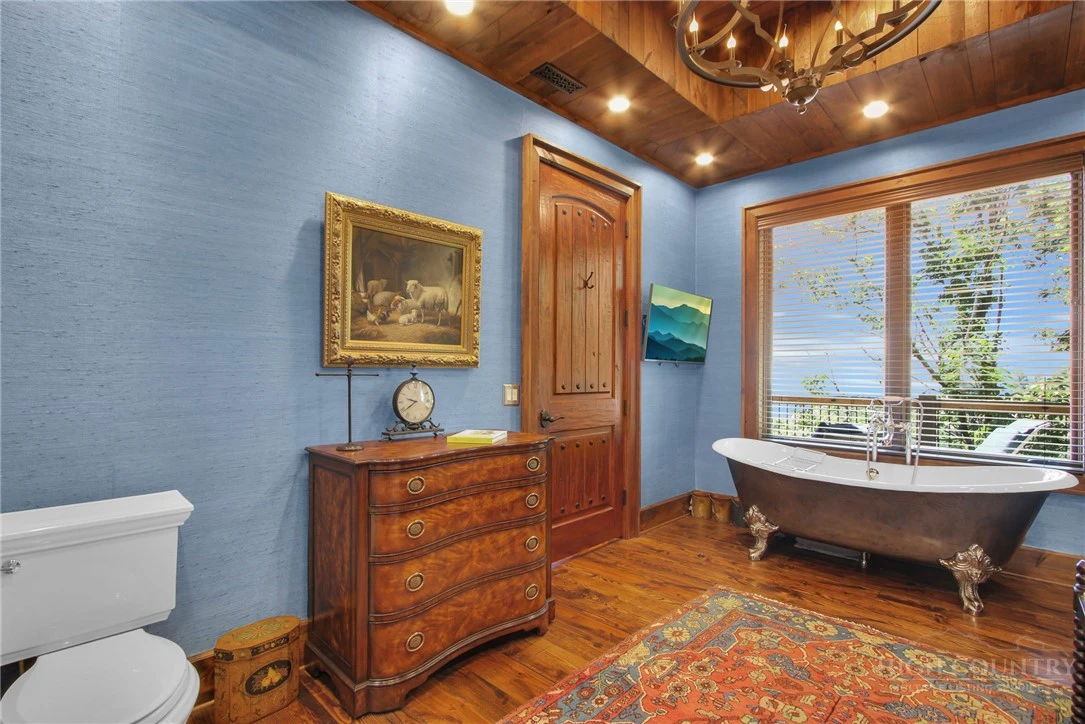 Image number 28 for the current listing
