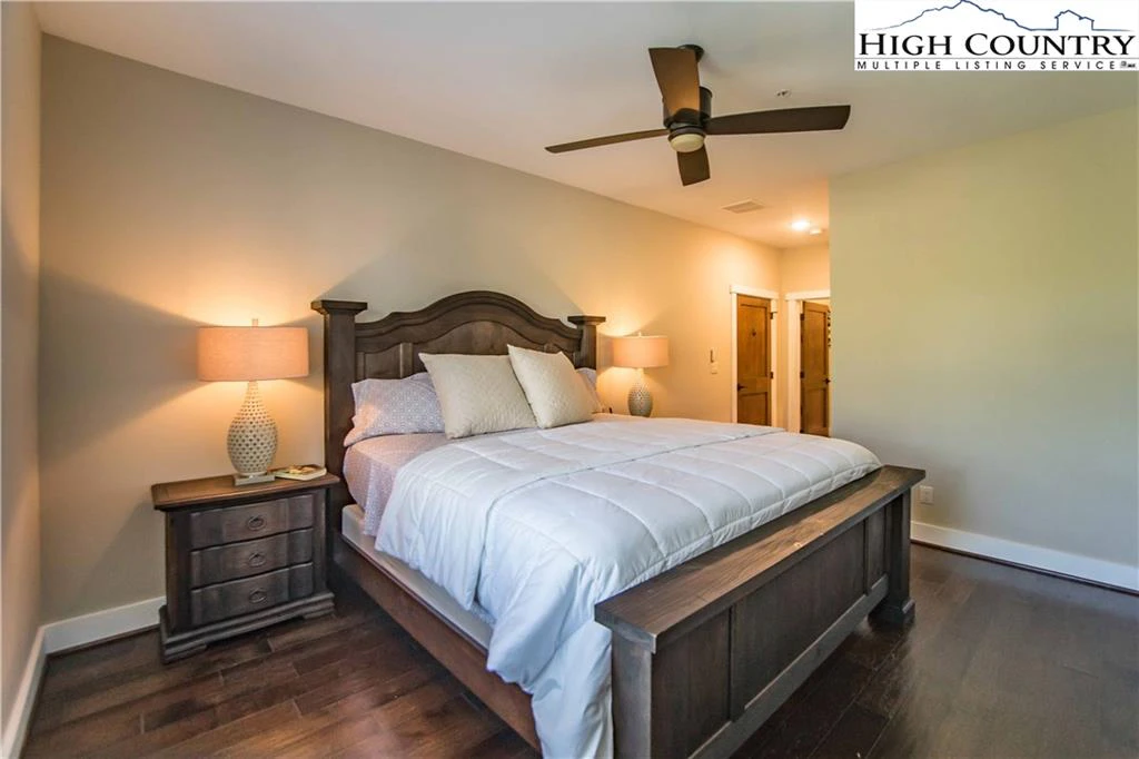 Image number 3 for the current listing