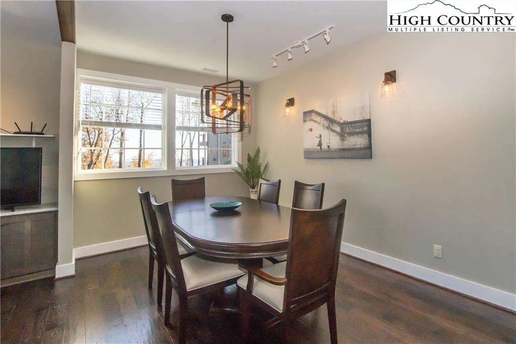 Image number 2 for the current listing