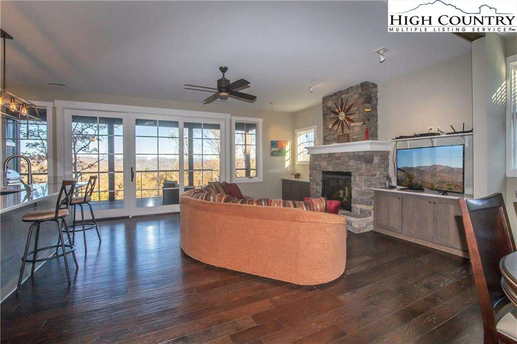 Image number 8 for the current listing