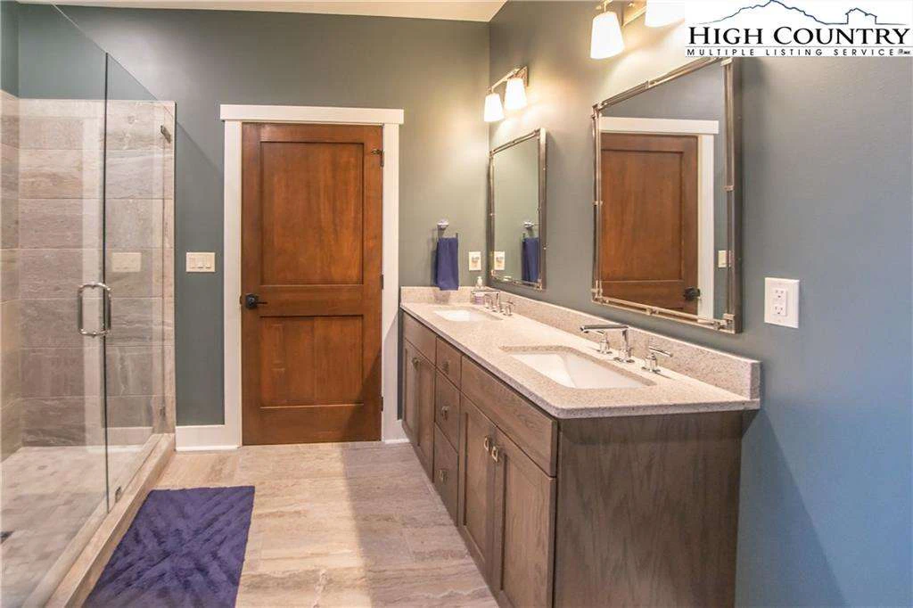 Image number 3 for the current listing