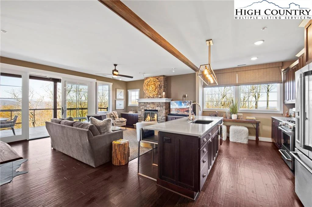 Image number 1 for the current listing