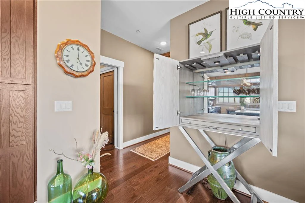 Image number 14 for the current listing