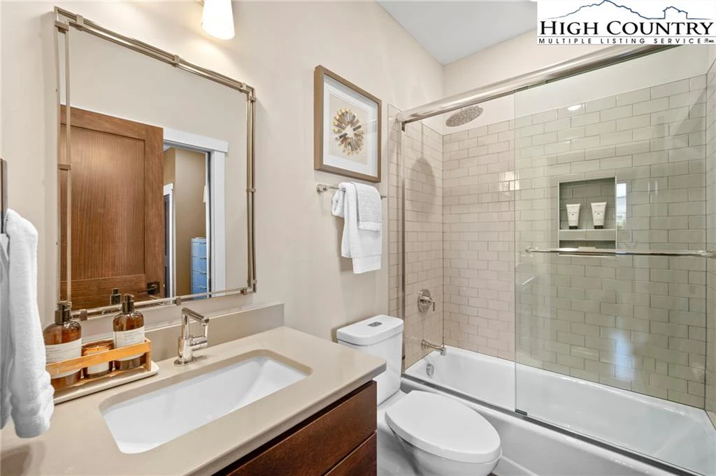 Image number 3 for the current listing