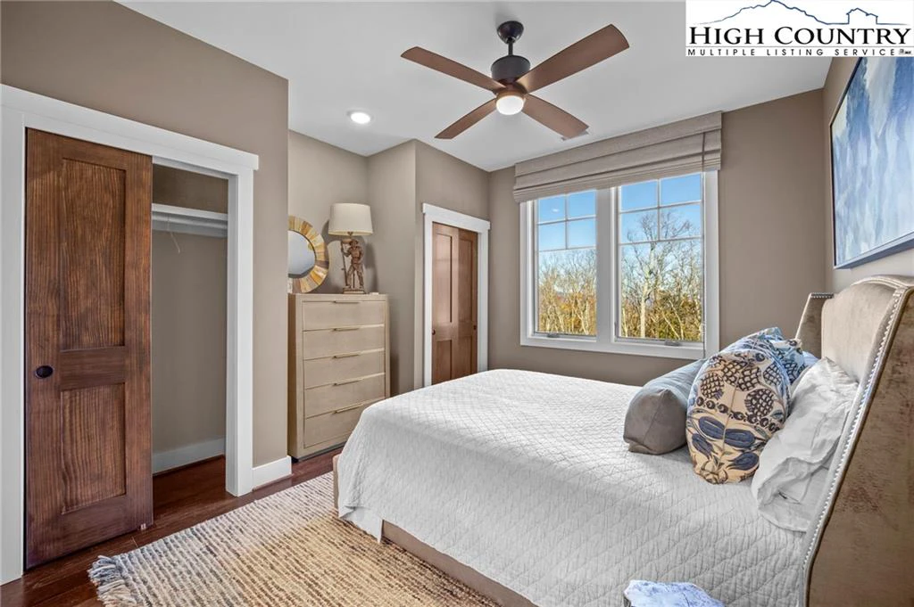 Image number 6 for the current listing