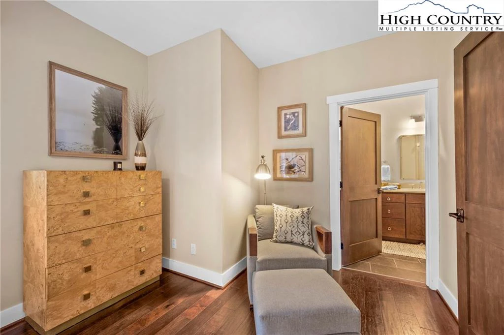Image number 20 for the current listing