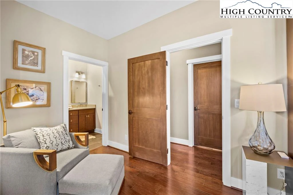Image number 21 for the current listing