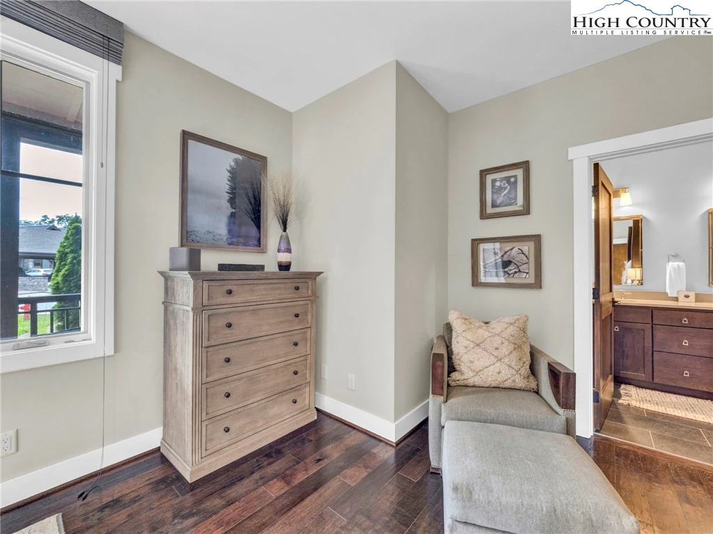 Image number 3 for the current listing