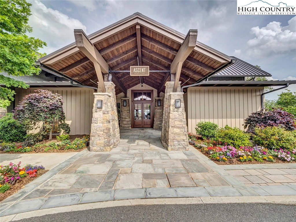 Image number 14 for the current listing
