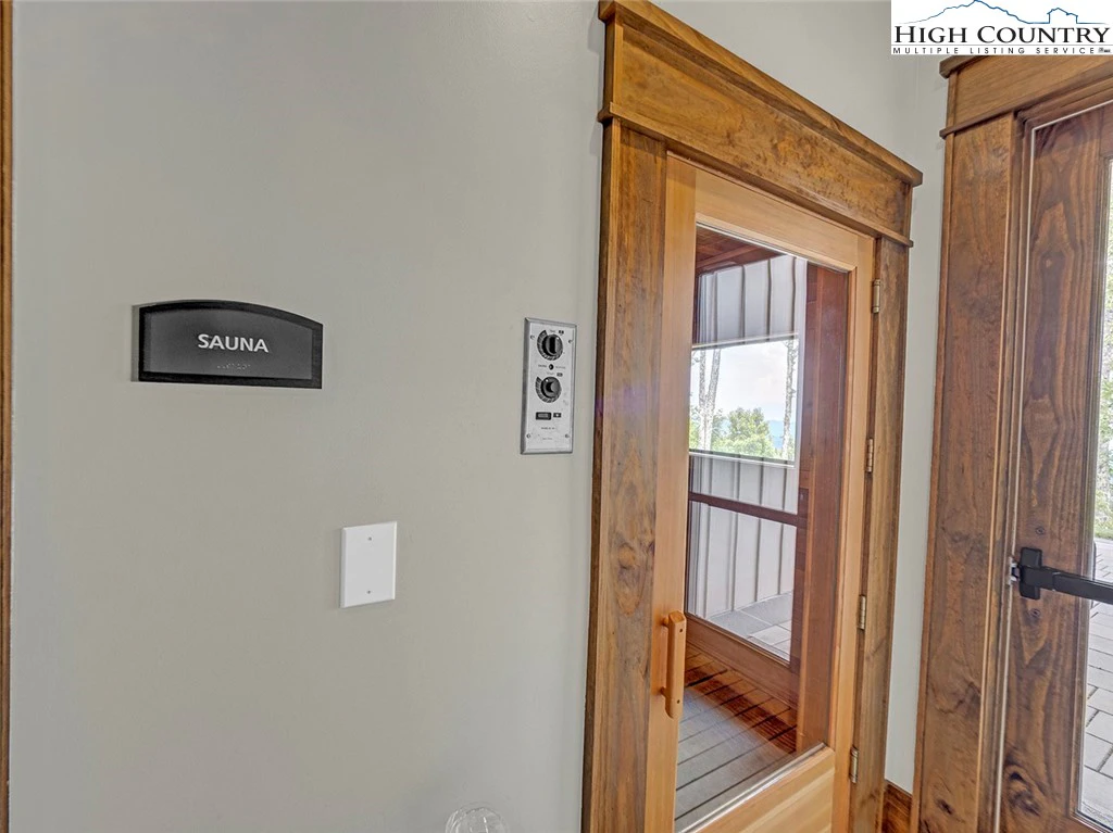 Image number 16 for the current listing