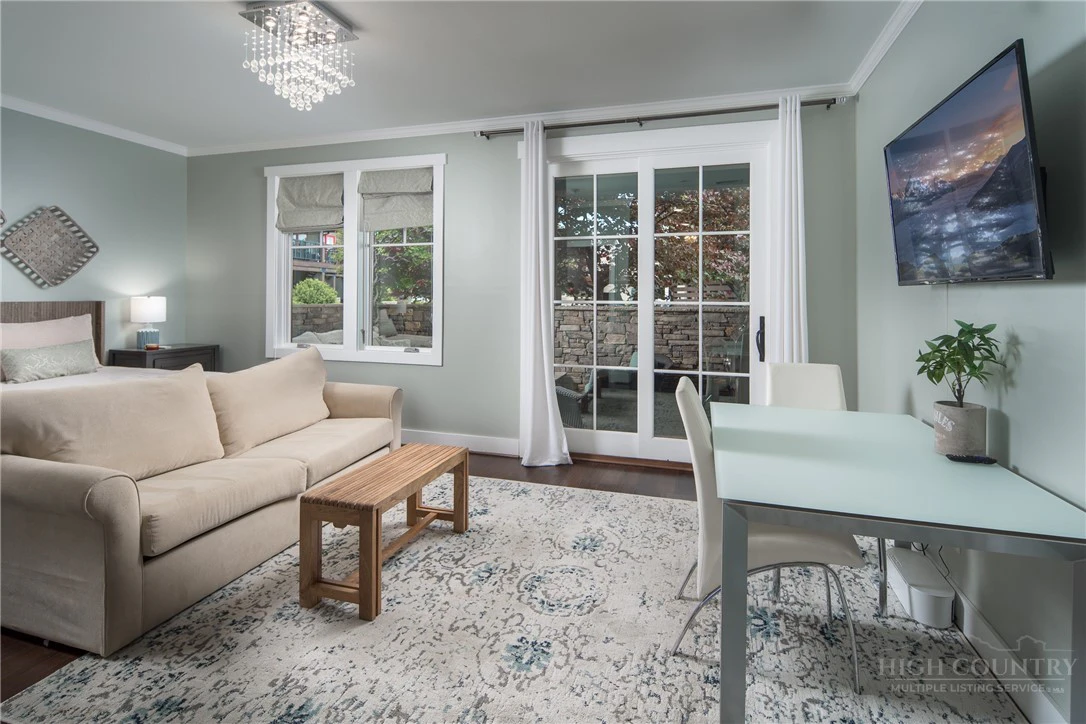 Image number 1 for the current listing