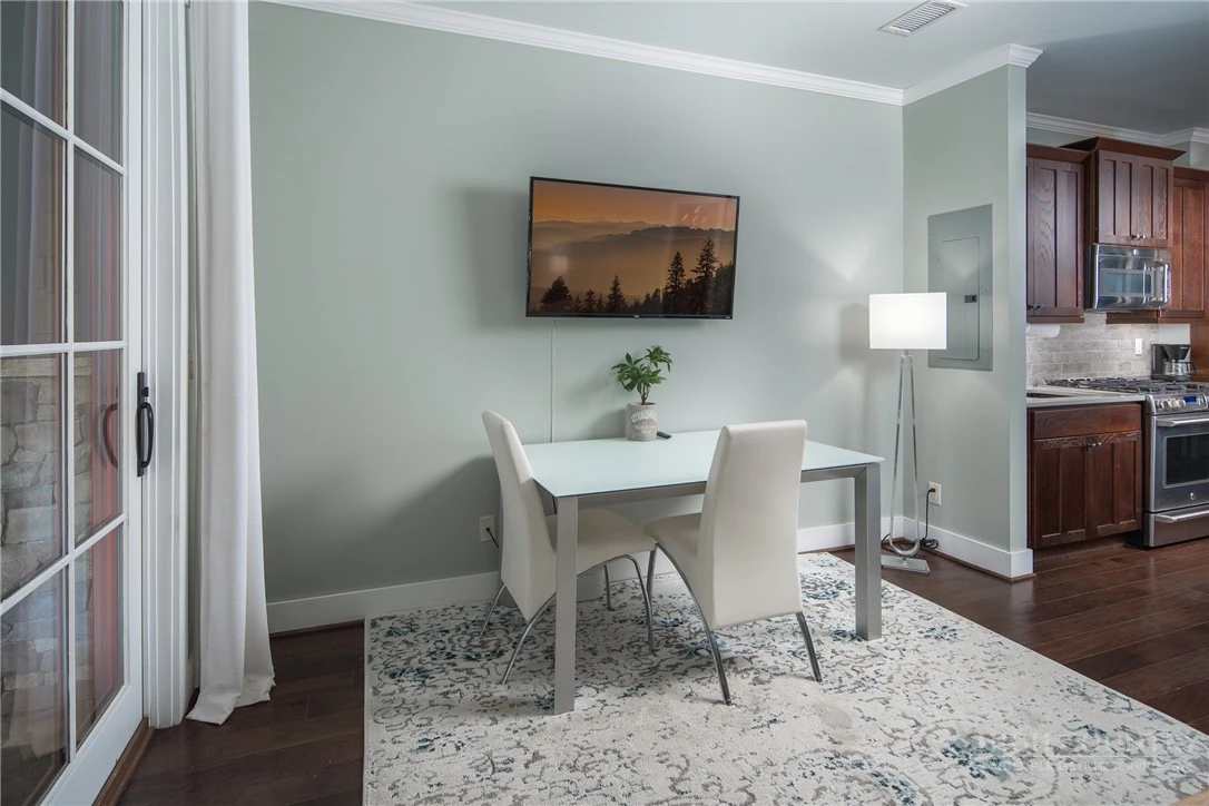 Image number 5 for the current listing
