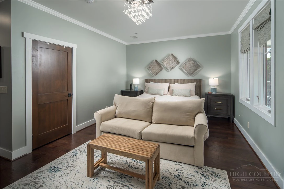 Image number 6 for the current listing