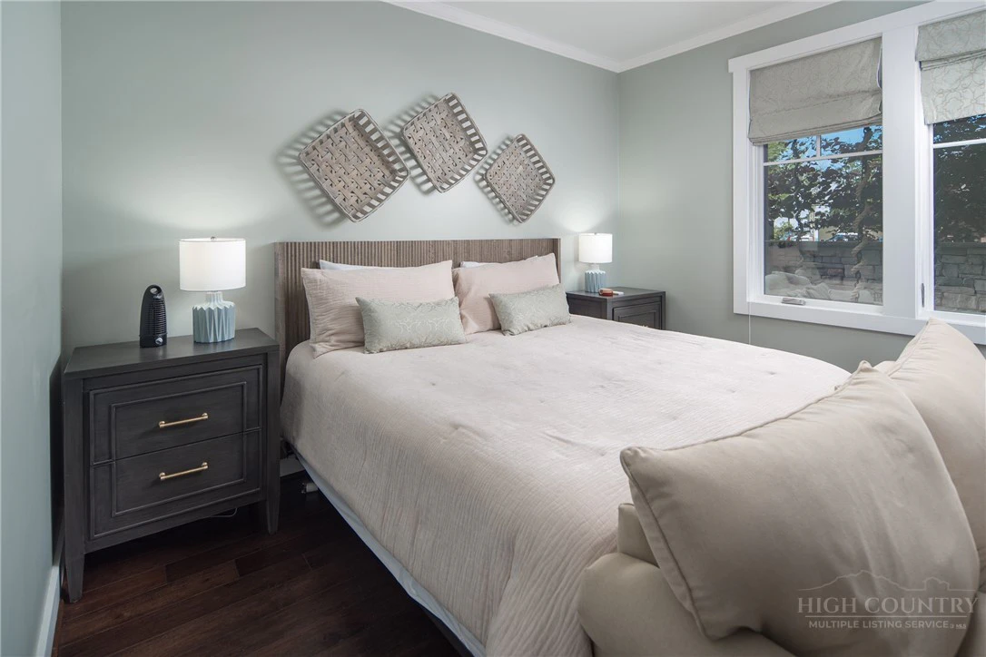 Image number 7 for the current listing