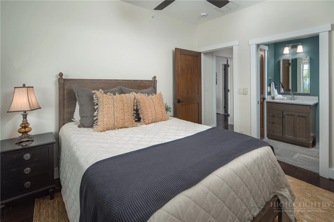 Image number 4 for the current listing