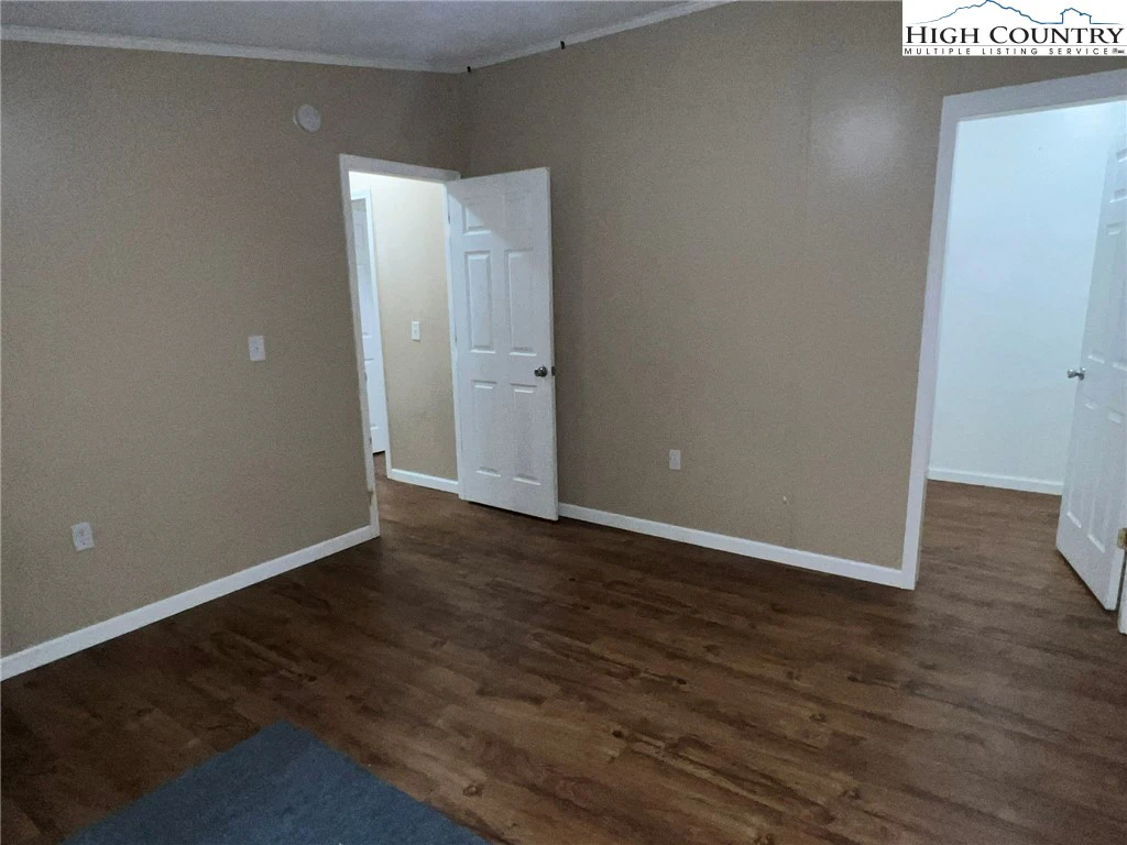 Image number 4 for the current listing