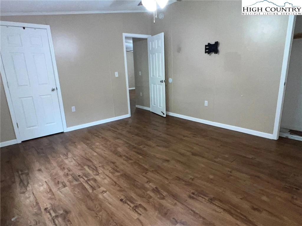 Image number 14 for the current listing